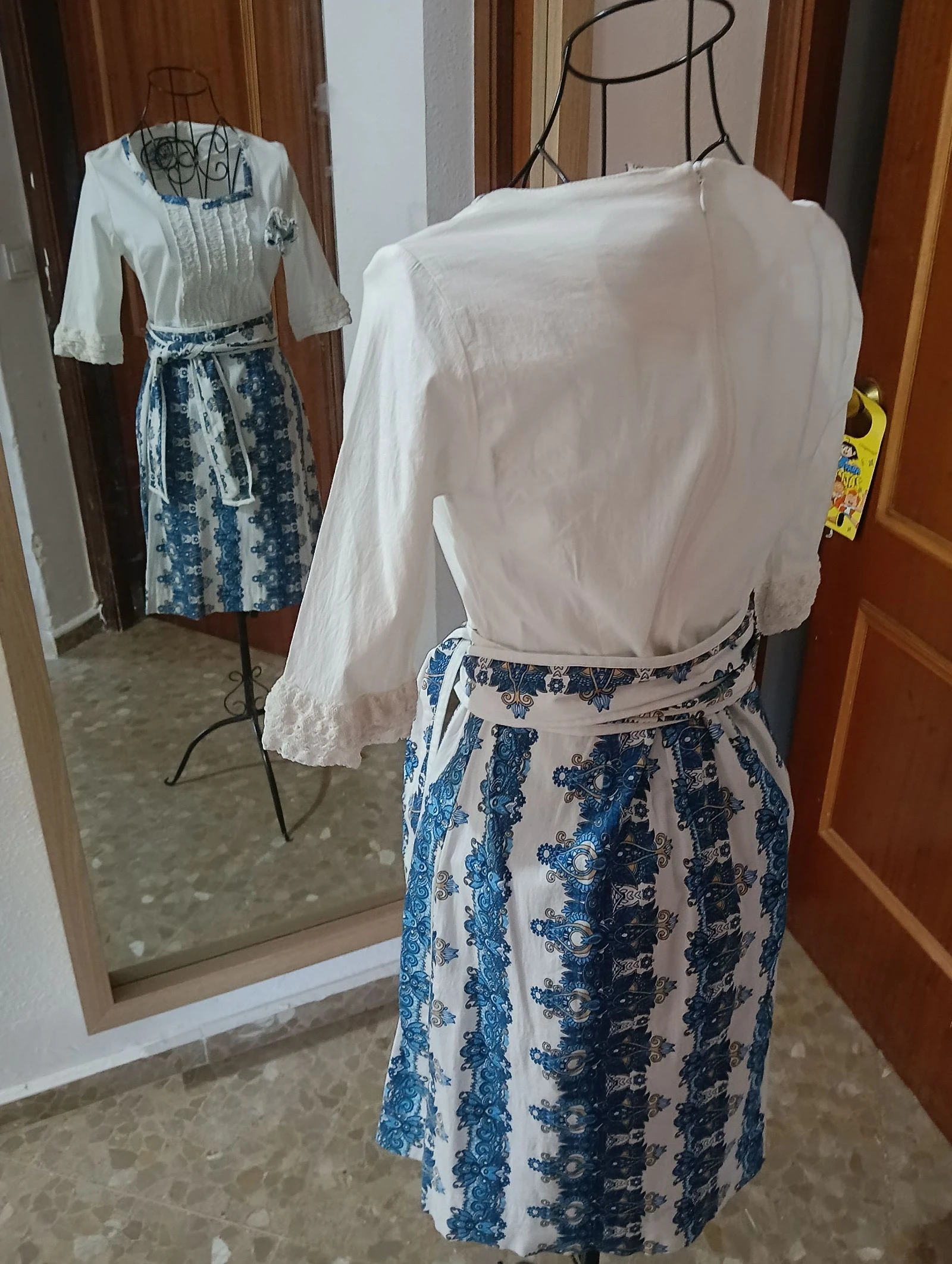 Witte blousejurk met kant, bedrukte rok en bijpassende riem – photo 16